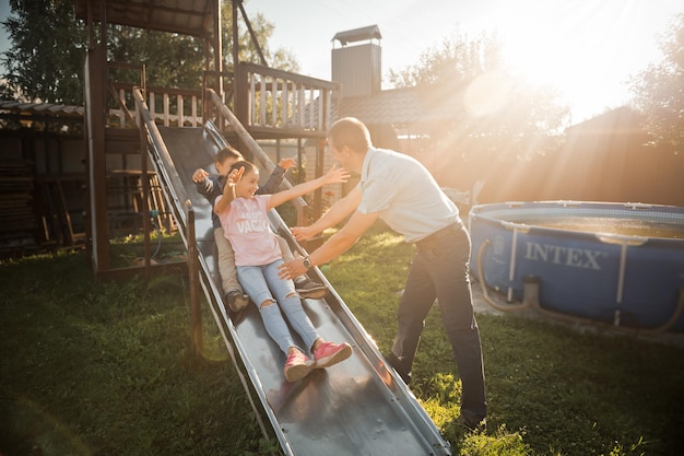 Kinder fahren an einem sonnigen Tag 3417 auf einer Kinderrutsche