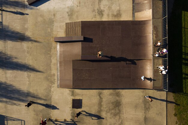 Kinder fahren auf dem Outdoor-Skateboardplatz.Skatepark für Sport