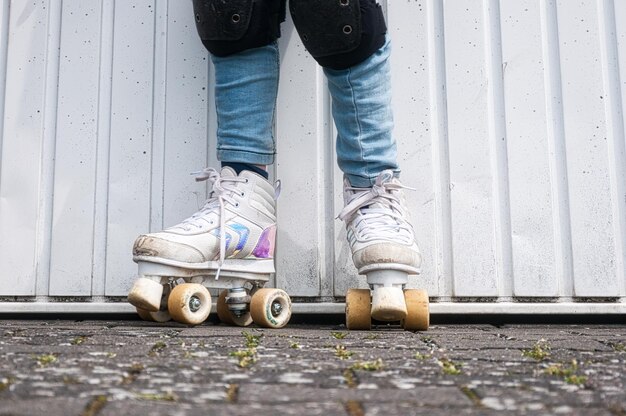 Foto kinder fahren auf der straße rollschuhen