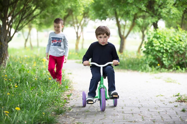 Kinder fahren ein Dreirad Fahrrad fahren