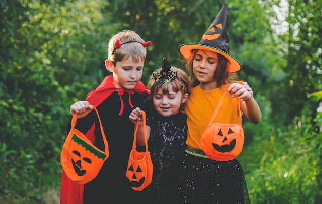 Kinder feiern Halloween verkleidet in Kostümen. Selektiver Fokus. Kinder.