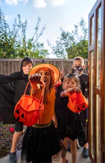 Kinder feiern Halloween verkleidet in Kostümen. Selektiver Fokus.