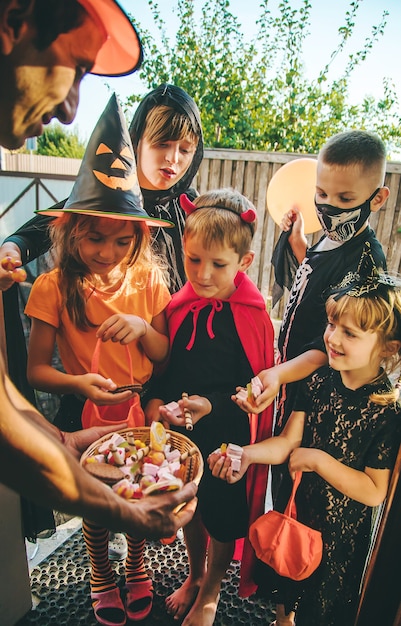 Kinder feiern Halloween verkleidet in Kostümen. Selektiver Fokus.