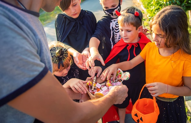 Kinder feiern Halloween verkleidet in Kostümen. Selektiver Fokus.