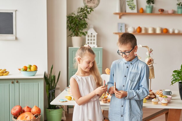 Kinder feiern Ostern mit Essen