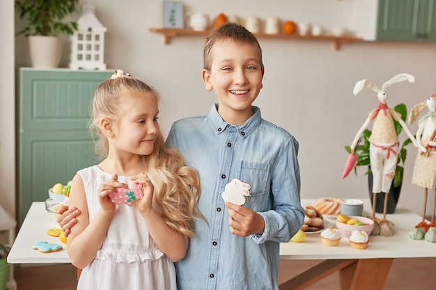 Kinder feiern Ostern mit Essen