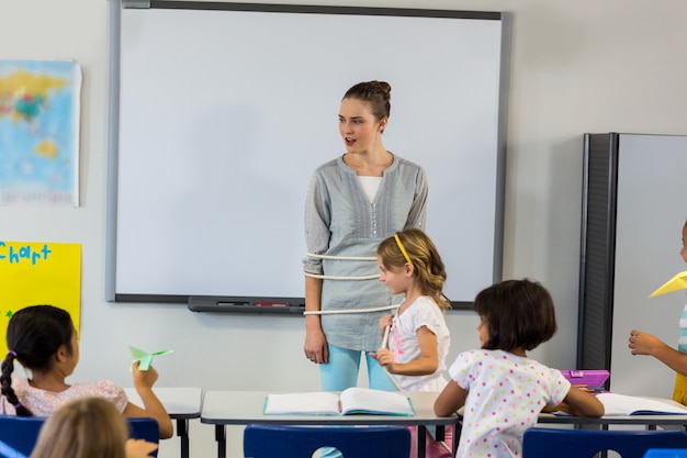 Kinder fesselten Lehrerin im Klassenzimmer