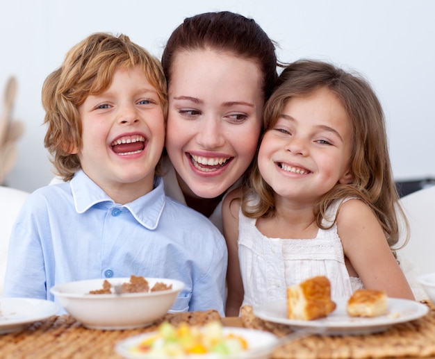 Kinder frühstücken mit ihrer Mutter