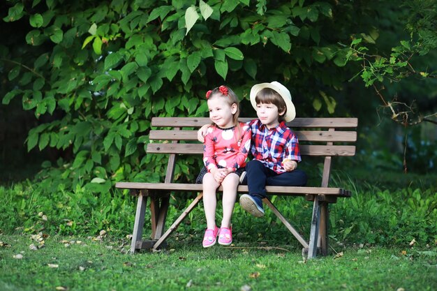 Kinder für einen Spaziergang im Herbstpark. Laubfall im Park. Familie. Herbst. Glück.