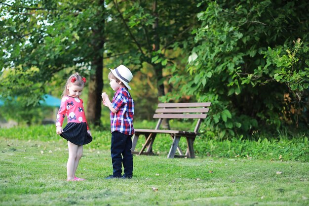 Kinder für einen Spaziergang im Herbstpark. Laubfall im Park. Familie. Herbst. Glück.