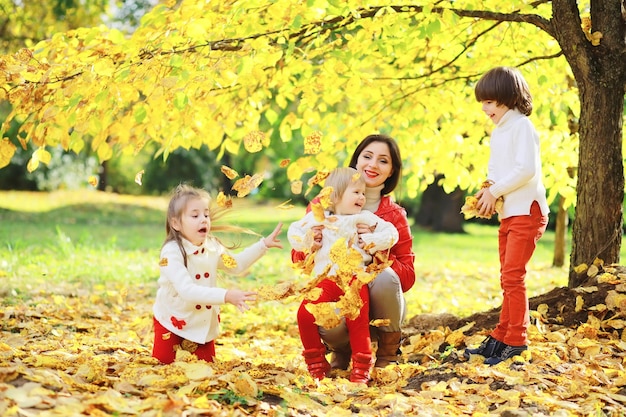 Kinder für einen Spaziergang im Herbstpark. Laubfall im Park. Familie. Herbst. Glück.