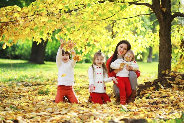 Kinder für einen Spaziergang im Herbstpark. Laubfall im Park. Familie. Herbst. Glück.