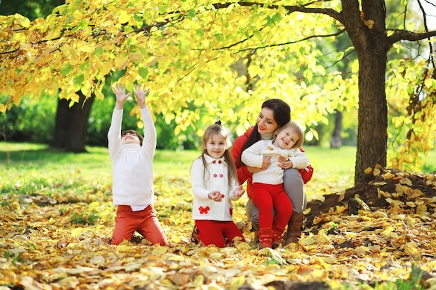 Kinder für einen Spaziergang im Herbstpark. Laubfall im Park. Familie. Herbst. Glück.