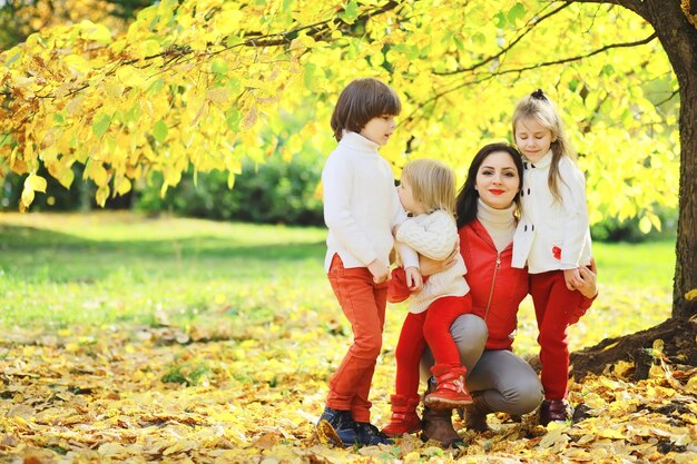 Kinder für einen Spaziergang im Herbstpark. Laubfall im Park. Familie. Herbst. Glück.