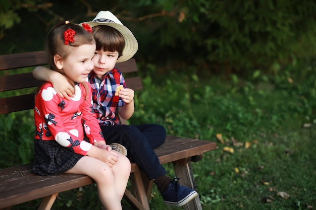 Kinder für einen Spaziergang im Herbstpark. Laubfall im Park. Familie. Herbst. Glück.