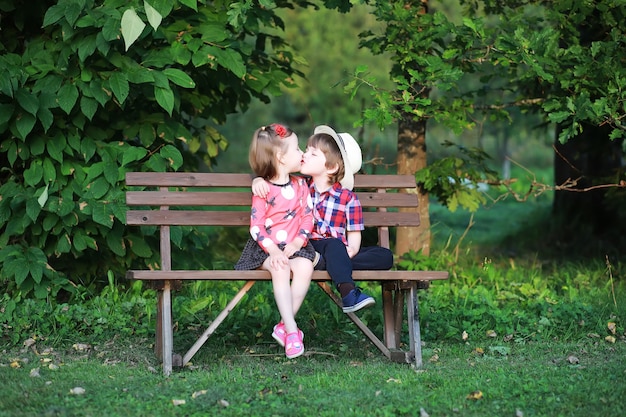 Kinder für einen Spaziergang im Herbstpark. Laubfall im Park. Familie. Herbst. Glück.