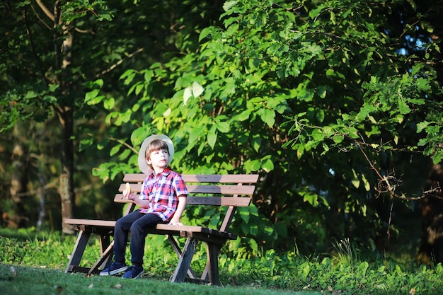 Kinder für einen Spaziergang im Herbstpark Laubfall im Park Familie Herbstglück