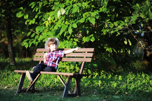 Kinder für einen Spaziergang im Herbstpark Laubfall im Park Familie Herbstglück