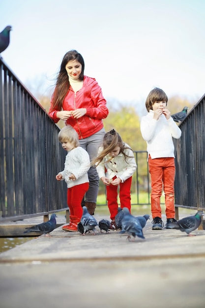 Kinder für einen Spaziergang im Herbstpark Laubfall im Park Familie Herbstglück