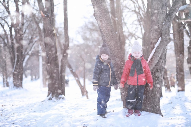 Kinder füttern im Winter Vögel im Park