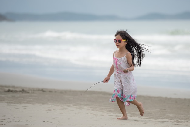 Kinder gehen am Strand