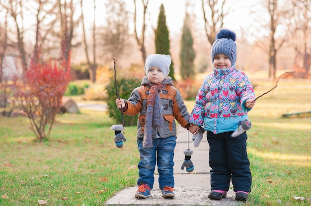 Kinder gehen durch den Park