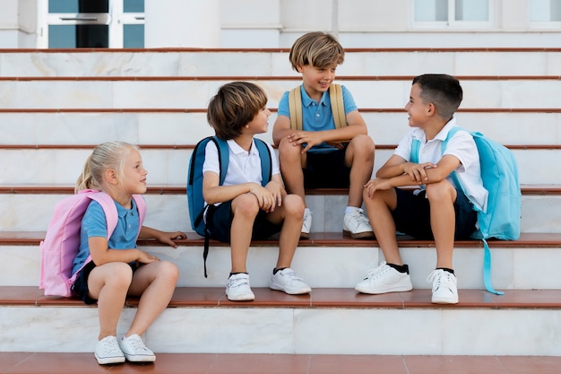 Foto kinder gehen gemeinsam zurück in die schule