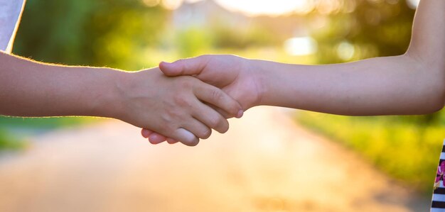 Kinder gehen Hand in Hand Selektiver Fokus