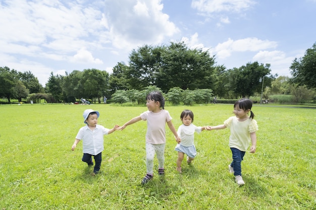 Kinder gehen Hand in Hand