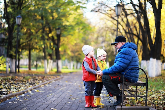 Kinder gehen im Herbst im Herbstpark