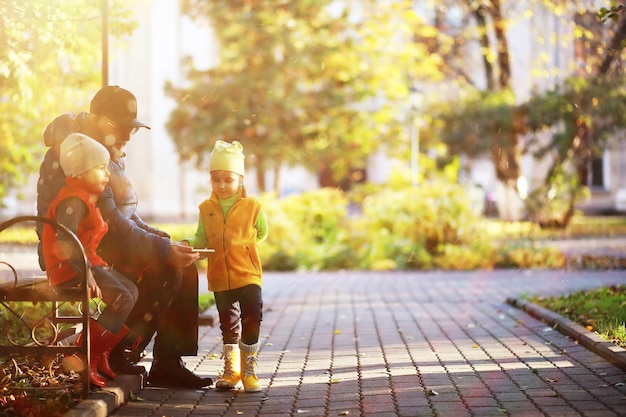 Kinder gehen im Herbst im Herbstpark