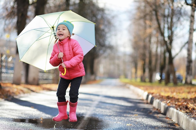 Kinder gehen im Herbst im Herbstpark