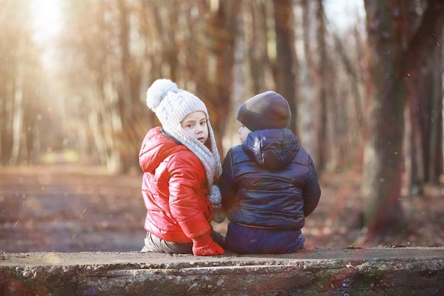 Kinder gehen im Herbst im Herbstpark