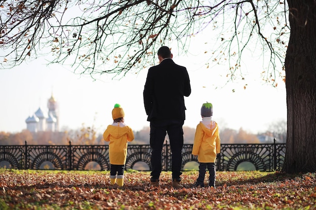 Kinder gehen im Herbstpark spazieren