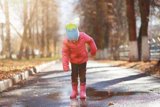 Kinder gehen im Herbstpark spazieren