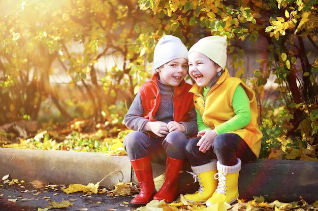 Kinder gehen im Herbstpark spazieren