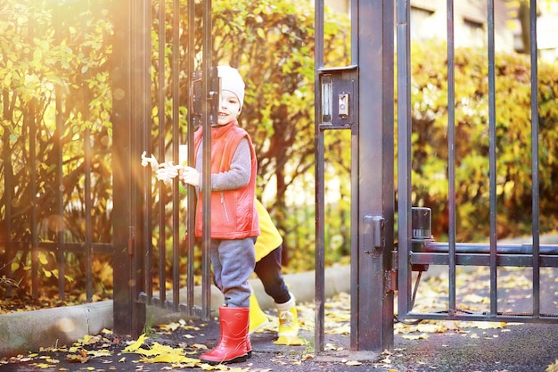 Kinder gehen im Herbstpark spazieren