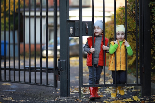 Kinder gehen im Herbstpark spazieren