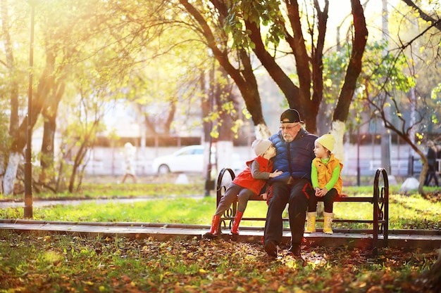 Kinder gehen im Herbstpark spazieren