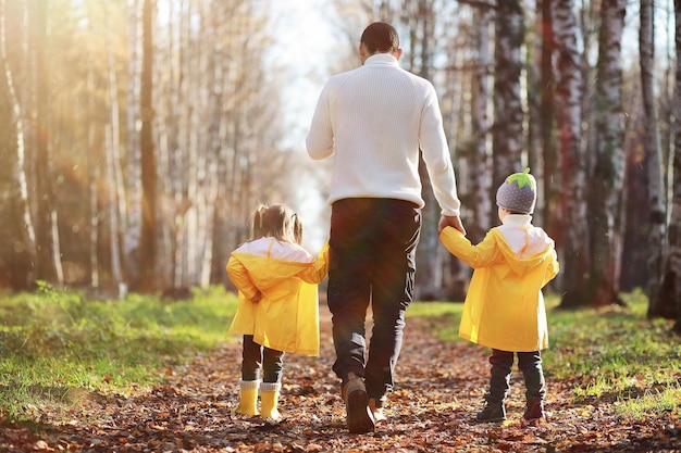 Kinder gehen im Herbstpark spazieren