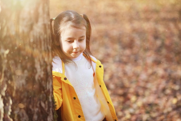 Kinder gehen im Herbstpark spazieren