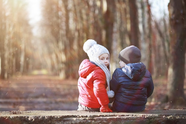 Kinder gehen im Herbstpark spazieren