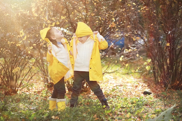 Kinder gehen im Herbstpark spazieren