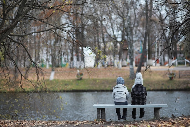 Kinder gehen im Herbstpark spazieren