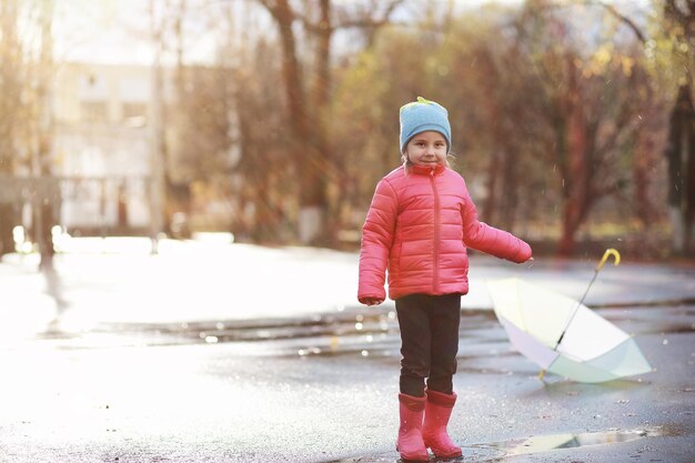 Kinder gehen im Herbstpark spazieren