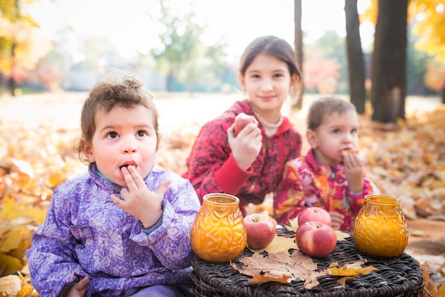 Kinder gehen im Park spazieren und frühstücken