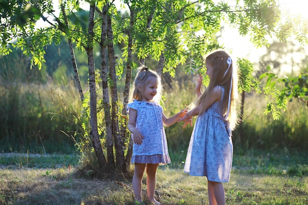 Kinder gehen im Sommer in der Natur Kind an einem sonnigen Frühlingsmorgen im Park Reisen mit Kindern