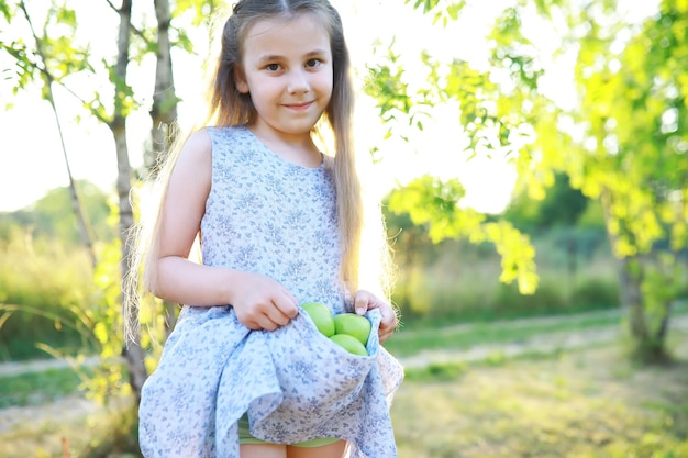 Kinder gehen im Sommer in der Natur Kind an einem sonnigen Frühlingsmorgen im Park Reisen mit Kindern