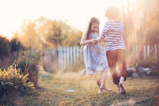 Kinder gehen im Sommer in der Natur Kind an einem sonnigen Frühlingsmorgen im Park Reisen mit Kindern