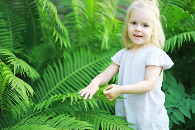 Kinder gehen im Sommer in der Natur Kind an einem sonnigen Frühlingsmorgen im Park Reisen mit Kindern